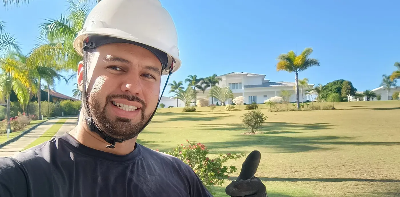 Yefferson Olaya, eletricista da Elétrica Olaya, com capacete em obra residencial