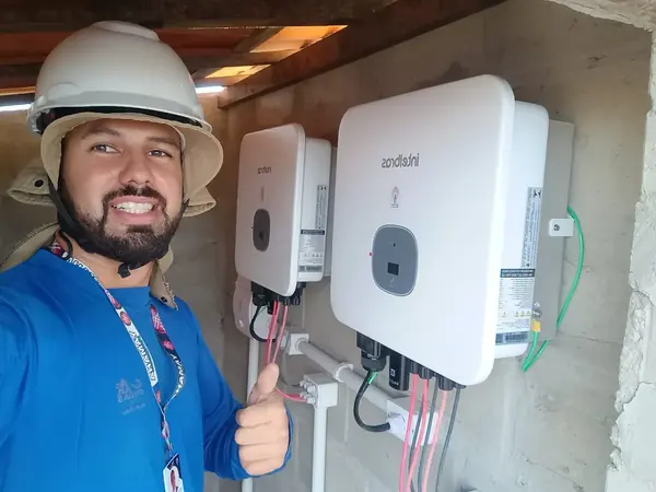 Inversores fotovoltaicos Intelbras instalados na parede pela Elétrica Olaya