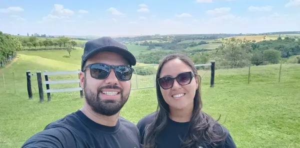 Equipe da Elétrica Olaya com camisetas da empresa