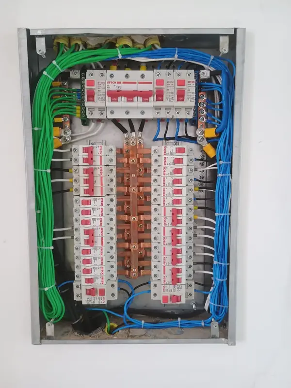 Quadro de distribuição com disjuntores e cabos organizados, montado pela Elétrica Olaya